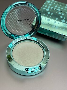 MAC “Investmint” Bounce & Gleam Highlighter